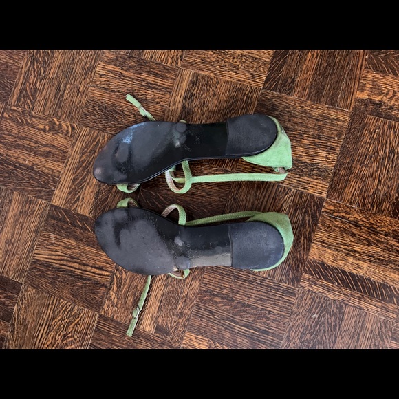 Green sandals with gold chain accents - Picture 5 of 6